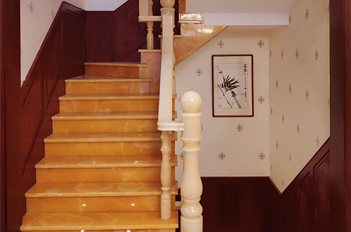 清溪镇中式别墅室内汉白玉石楼梯的定制安装装饰效果